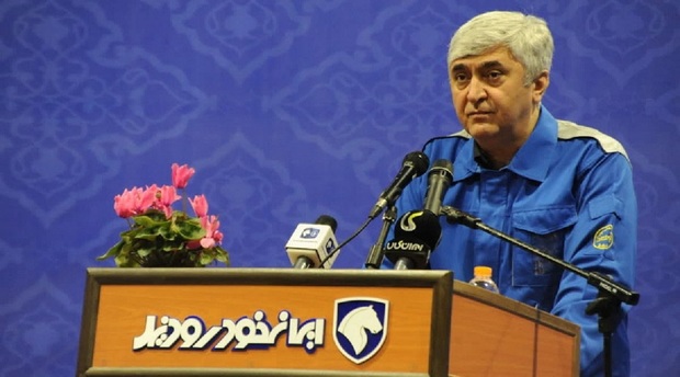 انتقاد شدید یک روزنامه از مدیرعامل ایران خودرو: توی چشم مردم نگاه می کنید و می گویید ماست سیاه است؟ ایشان و اسلافشان صنعتی رقابتی را تبدیل به صنعتی دولتی و فشل کرده&zwnj;اند
