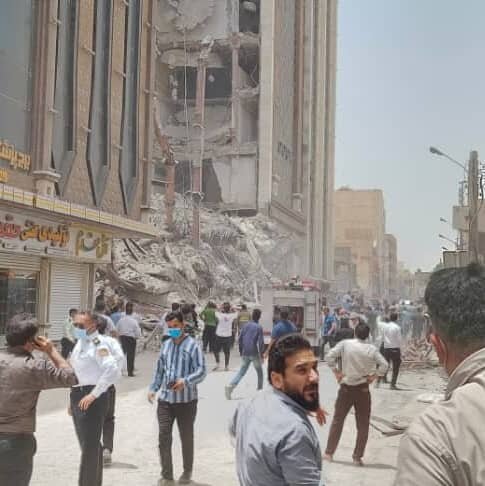 مرگ ۴ تن در ریزش ساختمان ۱۰ طبقه در آبادان/ احتمال گرفتاری۸۰ تن زیر آوار مرگ ۴ تن در ریزش ساختمان ۱۰ طبقه در آبادان/ احتمال گرفتاری۸۰ تن زیر آوار