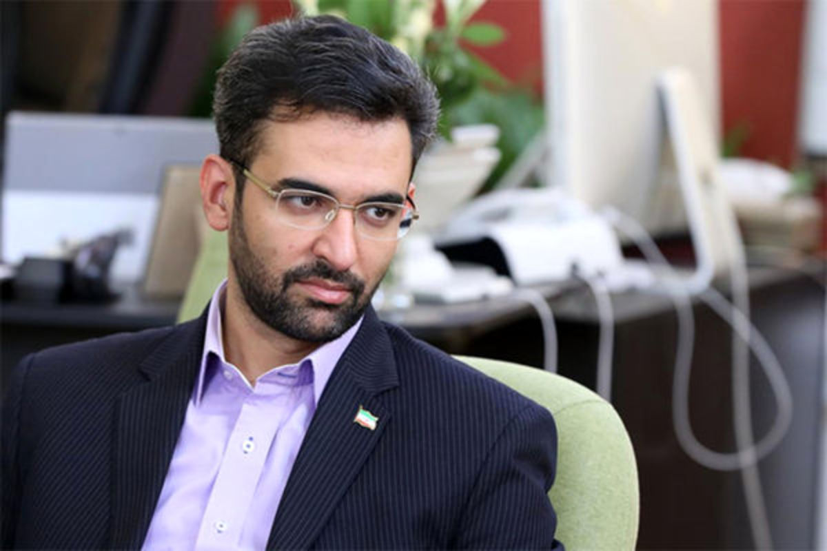 واکنش آذری جهرمی به جمعآوری بیلبوردهای علی کریمی واکنش آذری جهرمی به جمعآوری بیلبوردهای علی کریمی