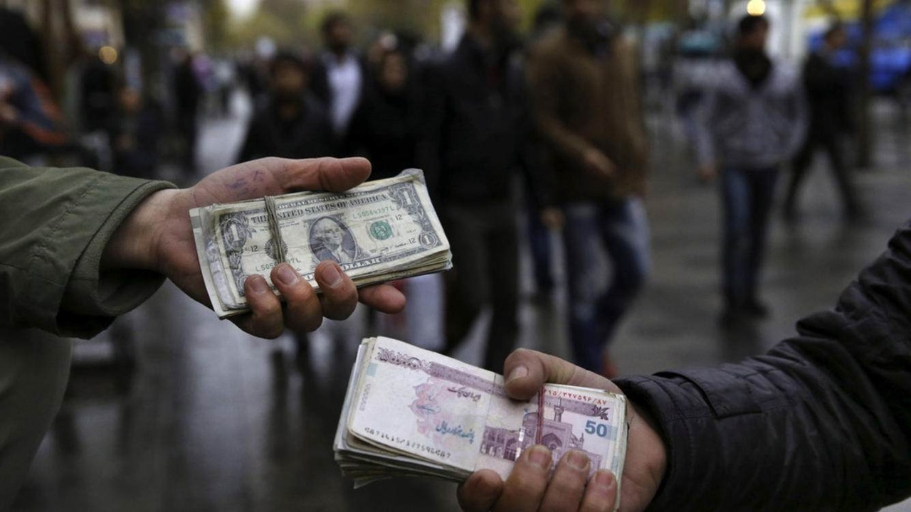 توصیه مهم برای خریداران دلار / چرا قیمت دلار در بازار آزاد نجومی شد؟ توصیه مهم برای خریداران دلار / چرا قیمت دلار در بازار آزاد نجومی شد؟