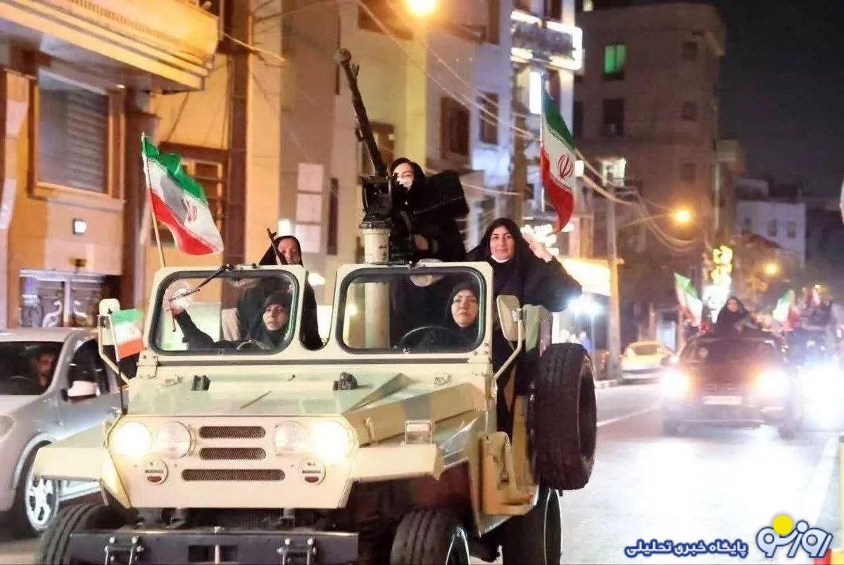 رژه زنان ایرانی با خودروی نظامی در خیابانهای تهران رژه زنان ایرانی با خودروی نظامی در خیابانهای تهران